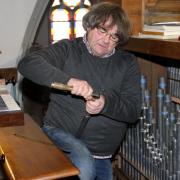 L'artisan qui conçoit l'orgue: